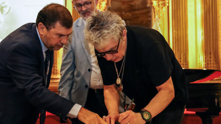 Durante el homenaje se realizó la  firma de un convenio que formaliza la donación, digitalización y preservación de la obra y el archivo de Gutiérrez, a cargo de la BCN. 