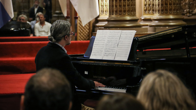 Durante el homenaje a Hipólito Felipe Gutiérrez, Diego Ortiz interpretó "Piezas infantiles" al piano.
