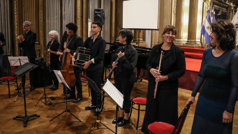 Docentes y estudiantes del Conservatorio "Manuel de Falla" interpretaron obras del maestro Gutiérrez durante el acto de homenaje.