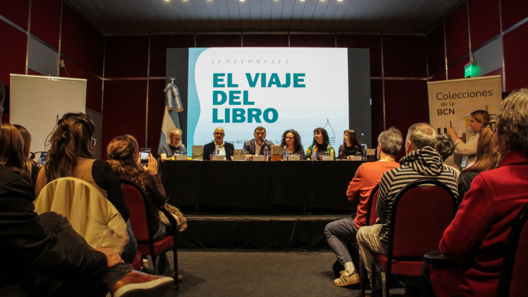 El panel contó con la participación del investigador y docente Juan Albin, quien destacó el valor de reeditar obras fundamentales de la literatura argentina.