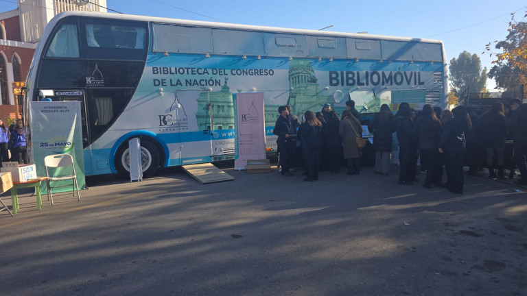 En el departamento 25 de Mayo, el Bibliomóvil compartió una jornada cultural y educativa en la plaza con alumnos, docentes y autoridades locales.