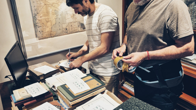 Equipo de la BCN trabajando en la clasificación de la colección del Cedodal.