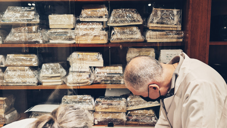 Equipo de la BCN trabajando en la clasificación de la colección del Cedodal.