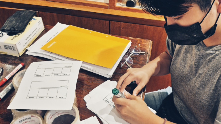 Equipo de la BCN trabajando en la clasificación de la colección del Cedodal.